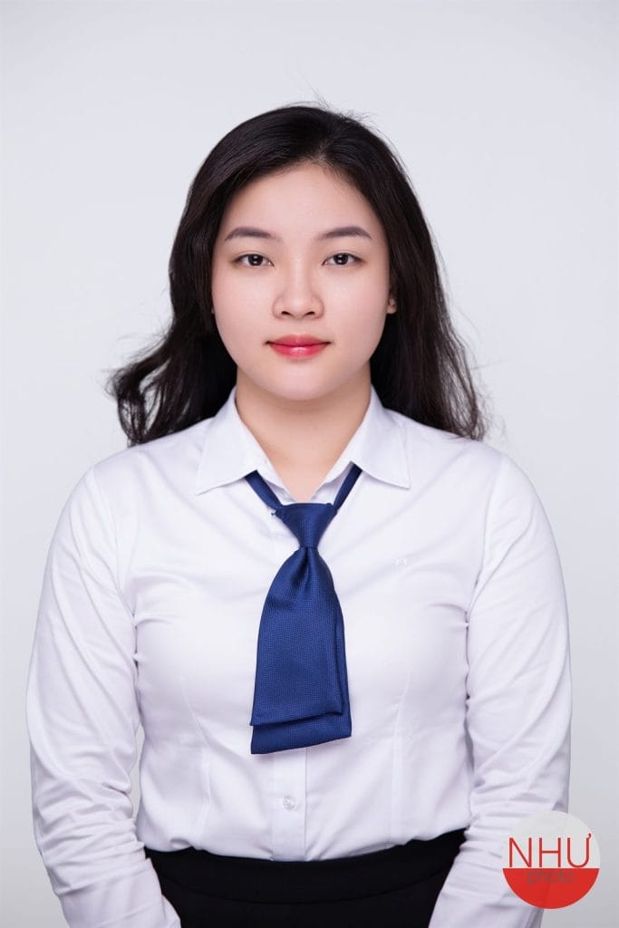 ảnh thẻ học sinh nữ áo sơ mi trắng thắt cà vạt xanh