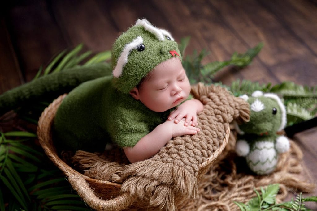 Dỗ bé sơ sinh ngủ khi chụp ảnh giúp bé giữ dáng cuộn tròn an toàn