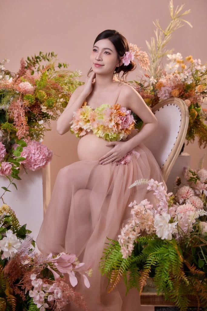 Cách tạo dáng chụp ảnh bầu cùng chồng thể hiện sự gắn kết gia đình
