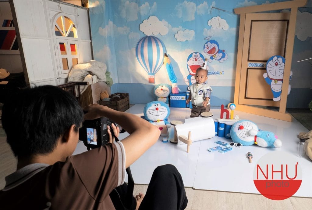chọn máy ảnh cho người mới nhìn thợ NHƯ Photo cầm máy chụp bé set Doraemon