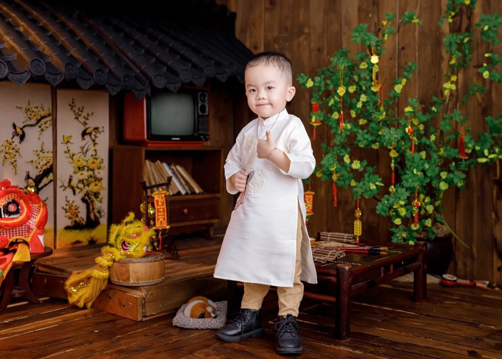 Ba mẹ chuẩn bị chụp ảnh cho bé với giỏ đồ dùng cần thiết