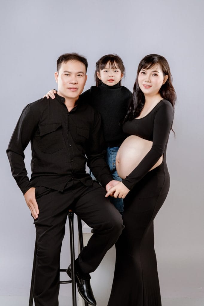 Chụp ảnh bầu cùng chồng, cặp vợ chồng ôm nhau và đặt tay lên bụng bầu tại studio NHƯ Photo