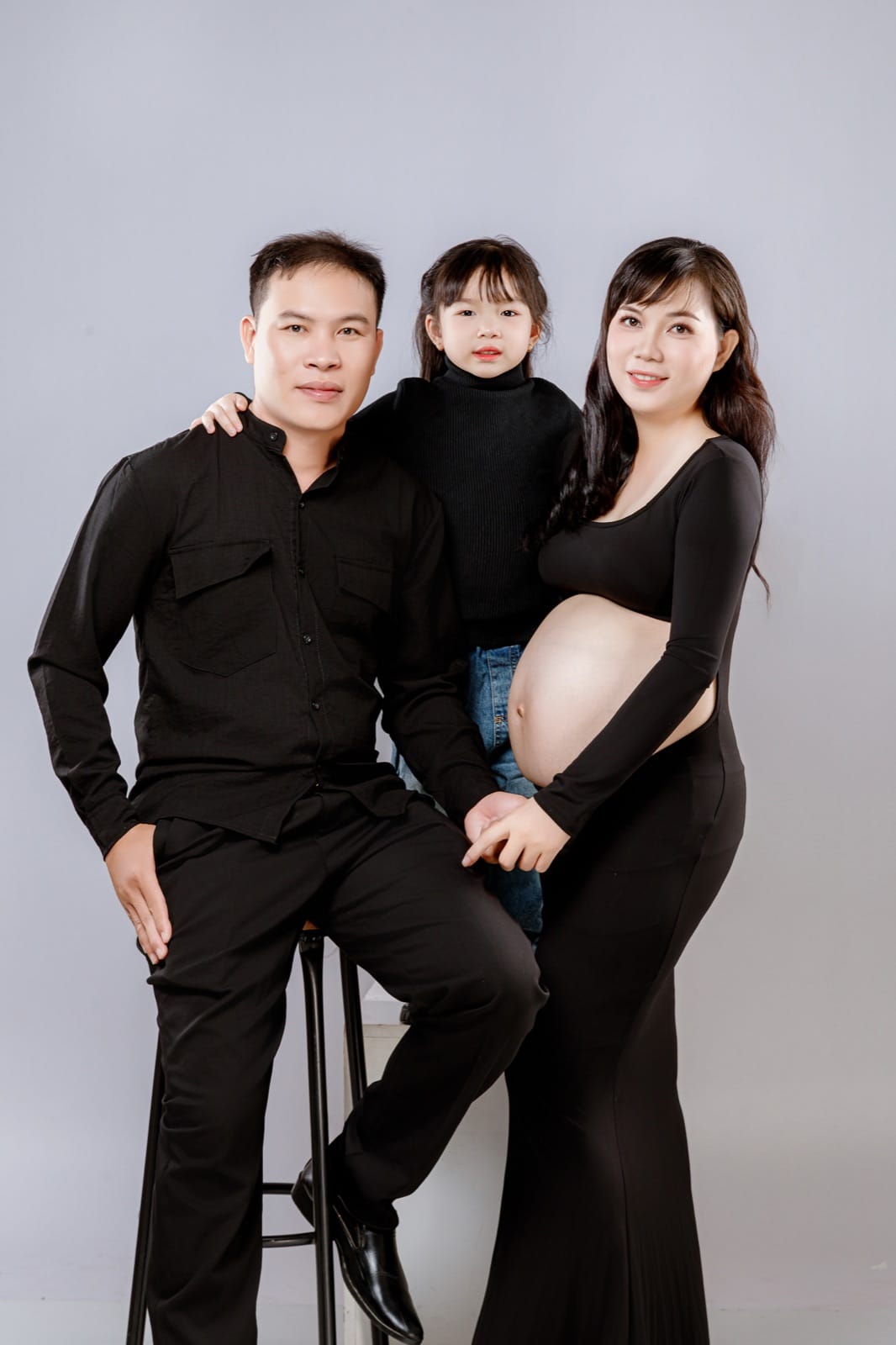 chụp ảnh bầu cùng chồng - NHƯ Photo Chụp ảnh bầu cùng chồng, cặp vợ chồng ôm nhau và đặt tay lên bụng bầu tại studio NHƯ Photo