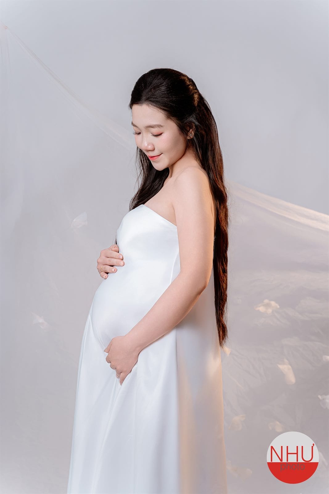 Chụp ảnh bầu mùa mưa, mẹ bầu váy lụa trắng ngà dưới ánh sáng dịu