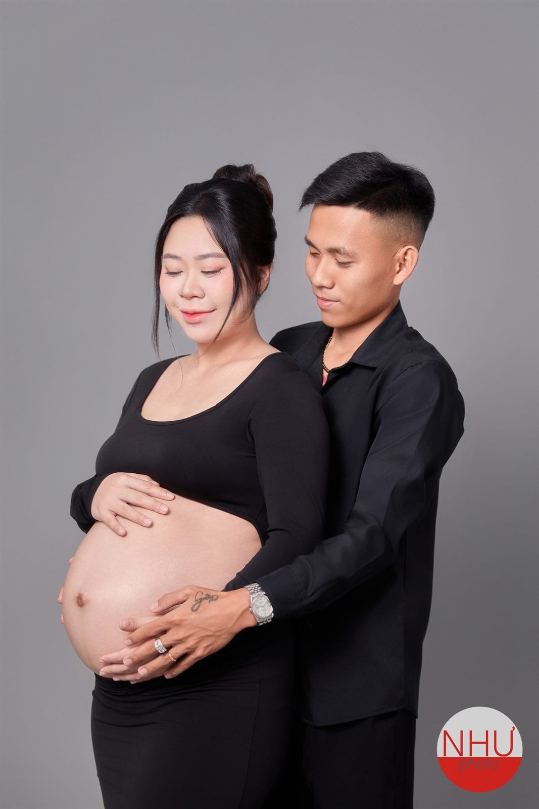 Chụp ảnh bầu tháng thứ mấy, vợ chồng cùng đặt tay lên bụng bầu tám tháng