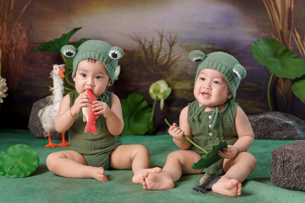 Hai bé cùng anh chị em chụp ảnh dễ thương concept ếch