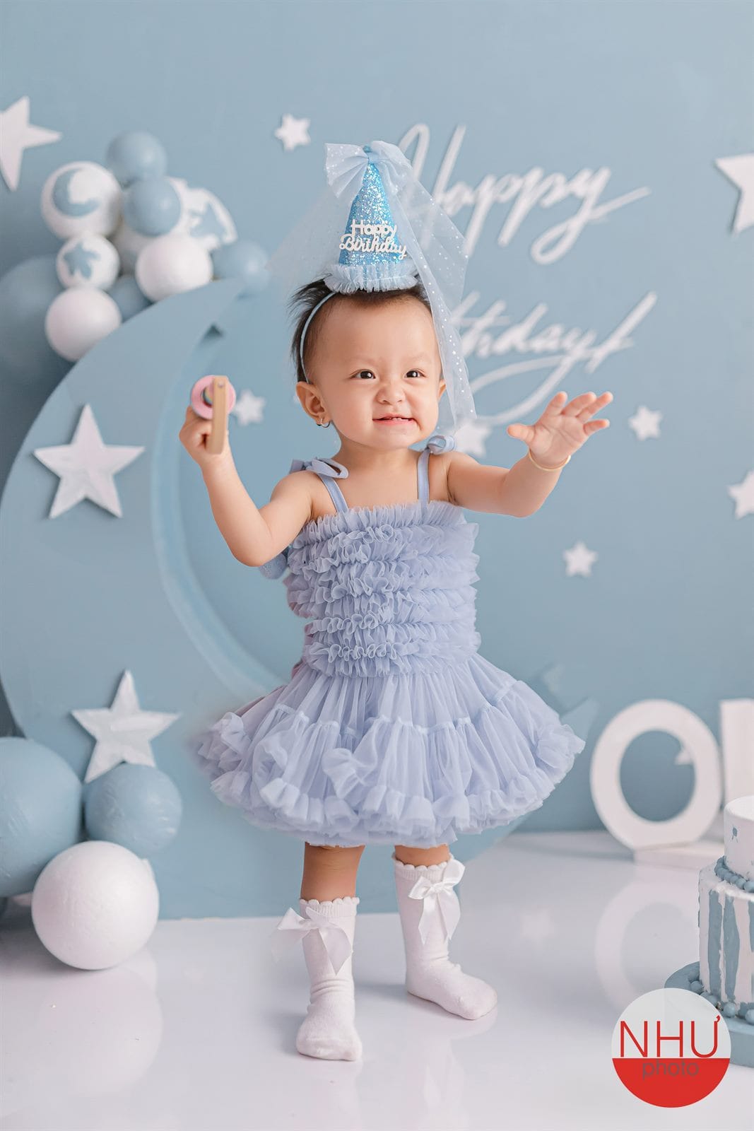Chụp ảnh bé tập đi, bé gái tròn 1 tuổi đứng dang tay giữ thăng bằng
