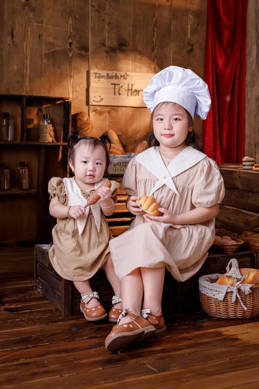 Chụp ảnh bé Trung Thu với concept áo dài truyền thống bên đèn lồng ông sao