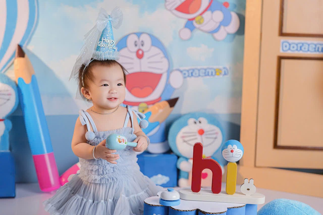Bé tạo dáng cùng đèn lồng trong buổi chụp ảnh bé Trung Thu tại NHƯ Photo