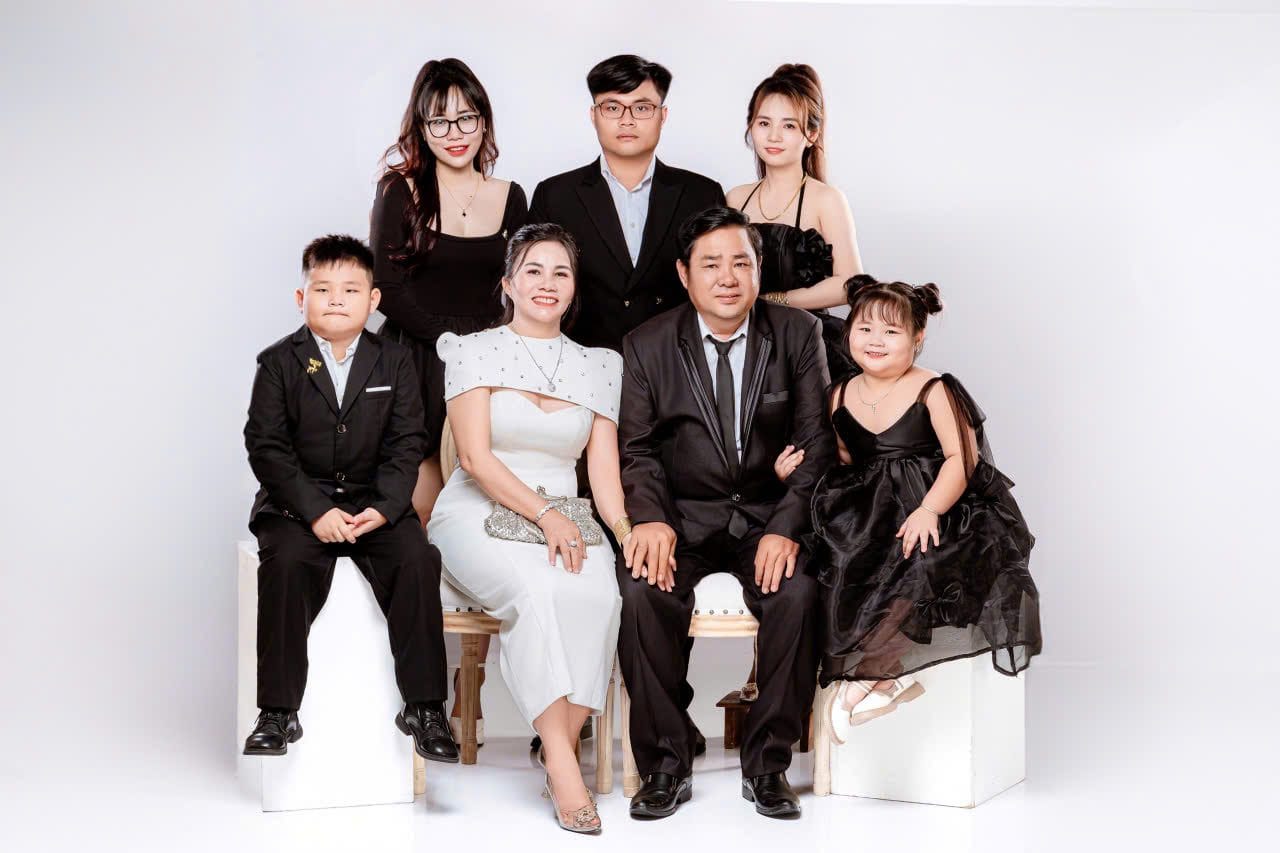 chụp ảnh gia đình cuối năm - NHƯ Photo Gia đình ba thế hệ chụp ảnh cuối năm cùng nhau tại NHƯ Photo
