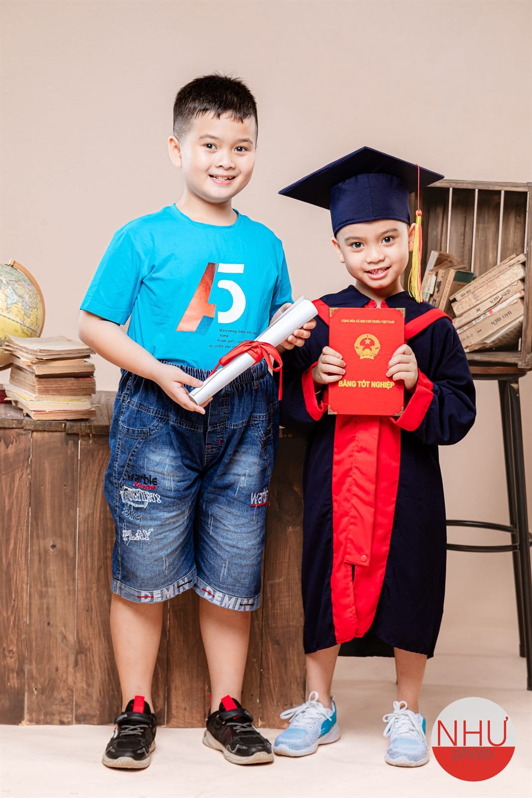 Chụp ảnh kỷ yếu mầm non, bé mặc áo cử nhân cầm bằng tốt nghiệp