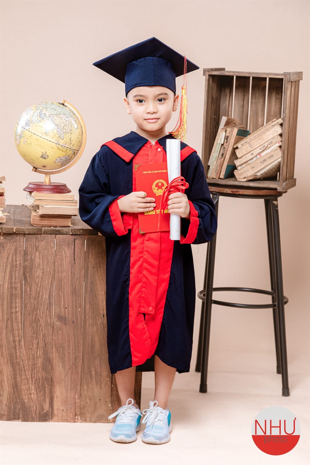 Chụp ảnh kỷ yếu mầm non, chân dung toàn thân bé trai đội mũ tốt nghiệp