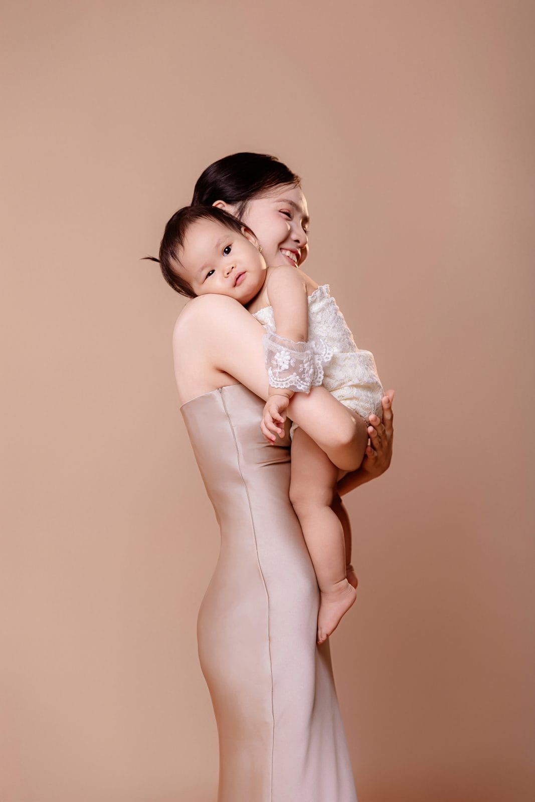 chụp ảnh mẹ và bé - NHƯ Photo Mẹo giúp mẹ tự tin và tự nhiên khi chụp ảnh mẹ và bé