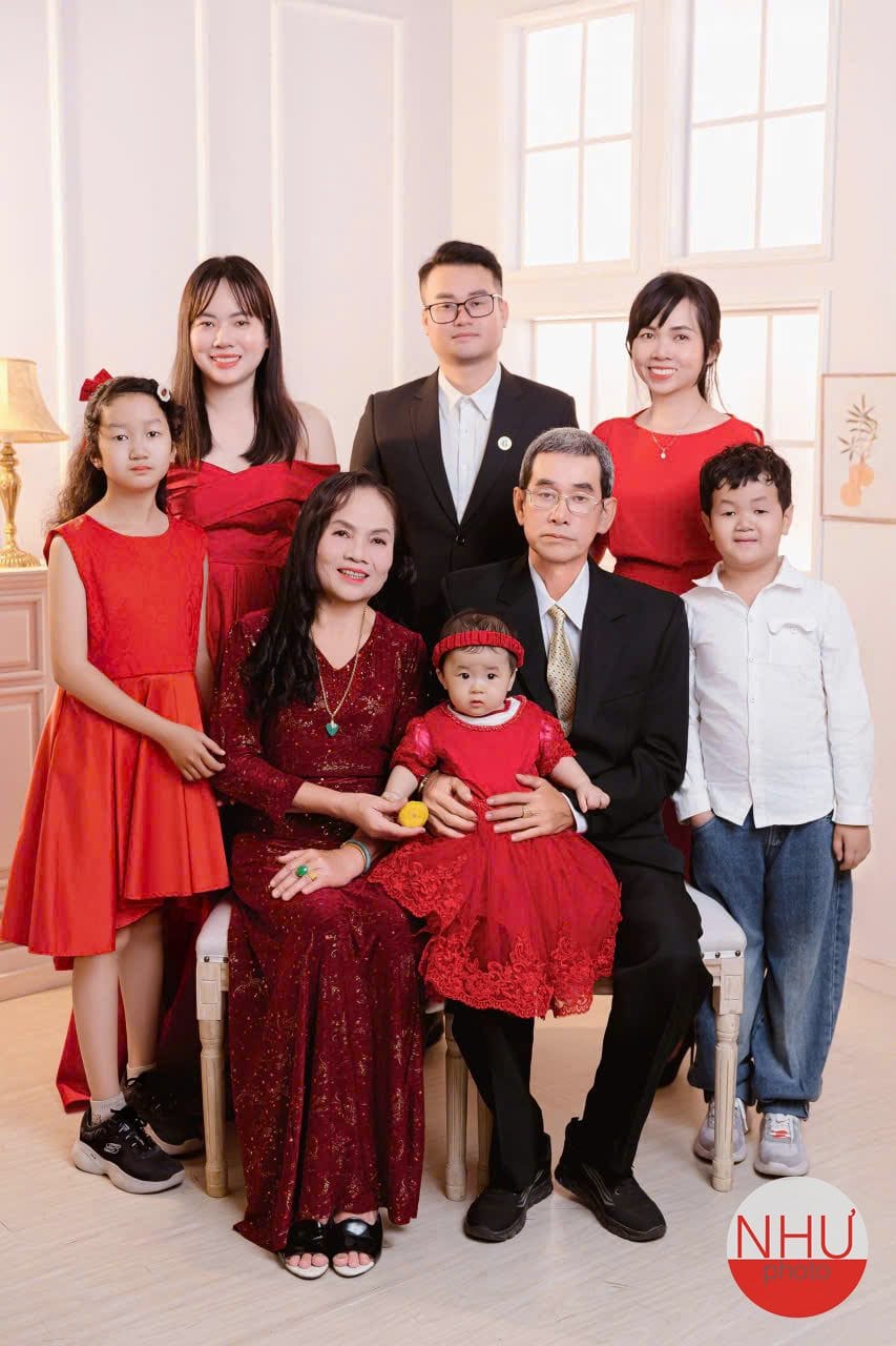 Chụp ảnh mừng thọ ông bà với cháu nhỏ ngồi giữa lòng, cả nhà mặc đỏ