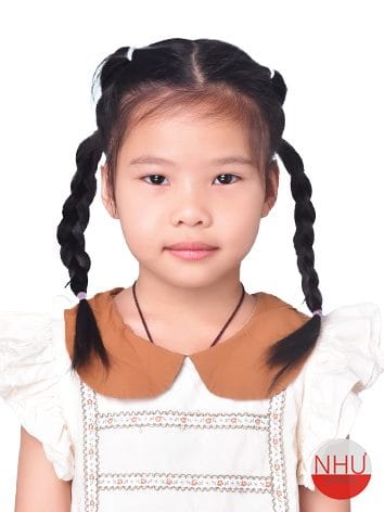 chụp ảnh thẻ cho bé gái tóc tết nền trắng chuẩn hồ sơ