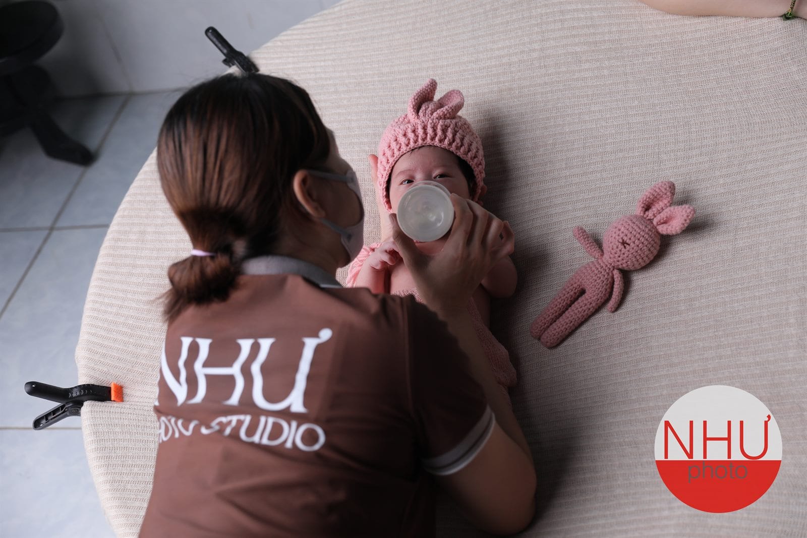 Hậu trường concept hóa thân con vật cho bé, nhân viên cho bé bú bình