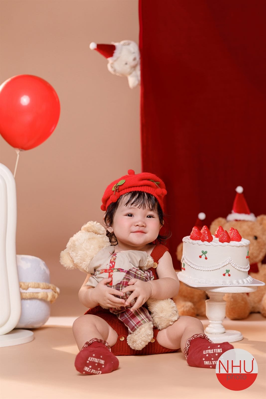 Bé 1 tuổi ôm gấu bông, ảnh kín đáo hợp để đăng ảnh con lên mạng