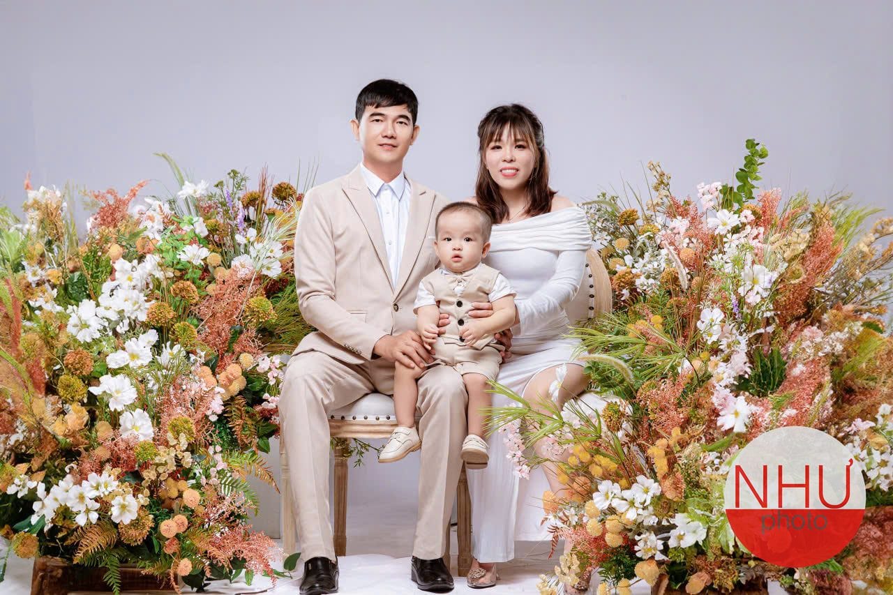 Gia đình ba người chụp studio, kỷ niệm riêng thay vì đăng ảnh con lên mạng