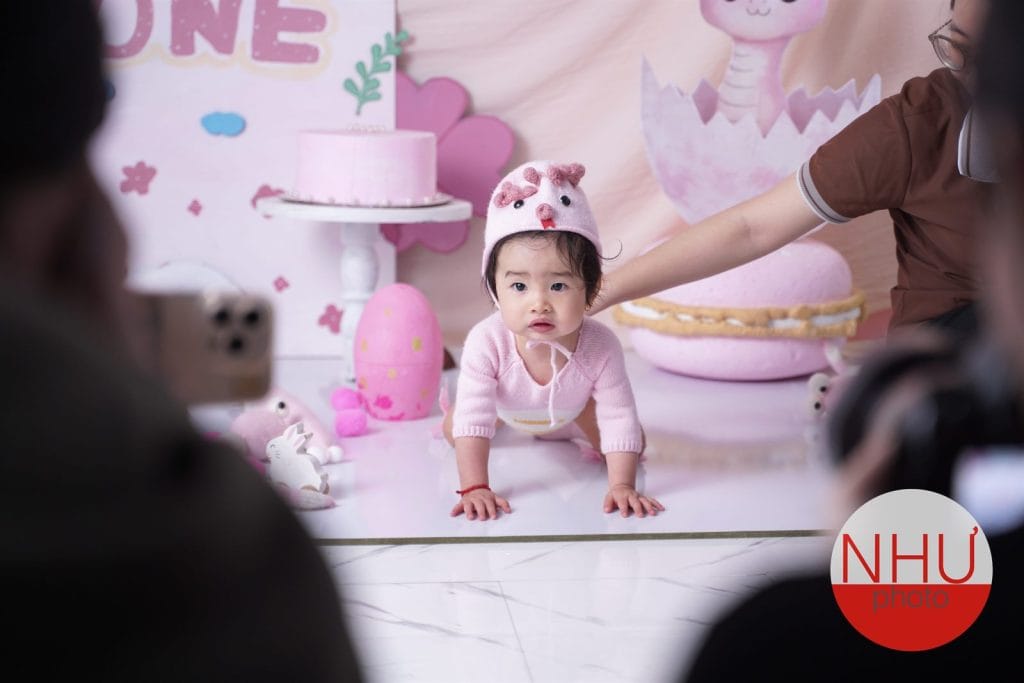 học chụp ảnh bằng điện thoại với bé bò trên set hồng ONE NHƯ Photo