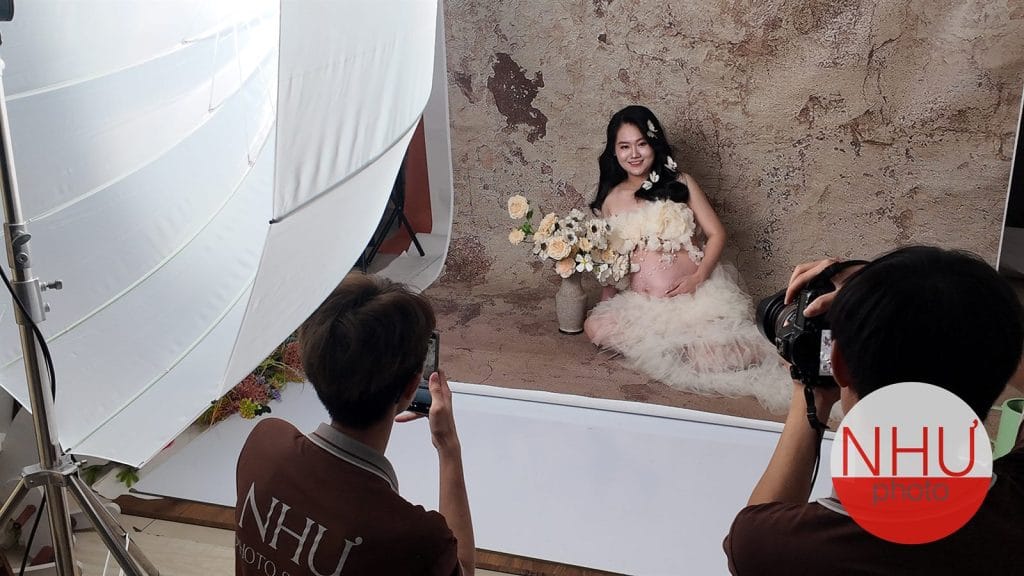 học chụp ảnh bầu cùng thợ NHƯ Photo và đèn softbox cho mẹ bầu váy hồng