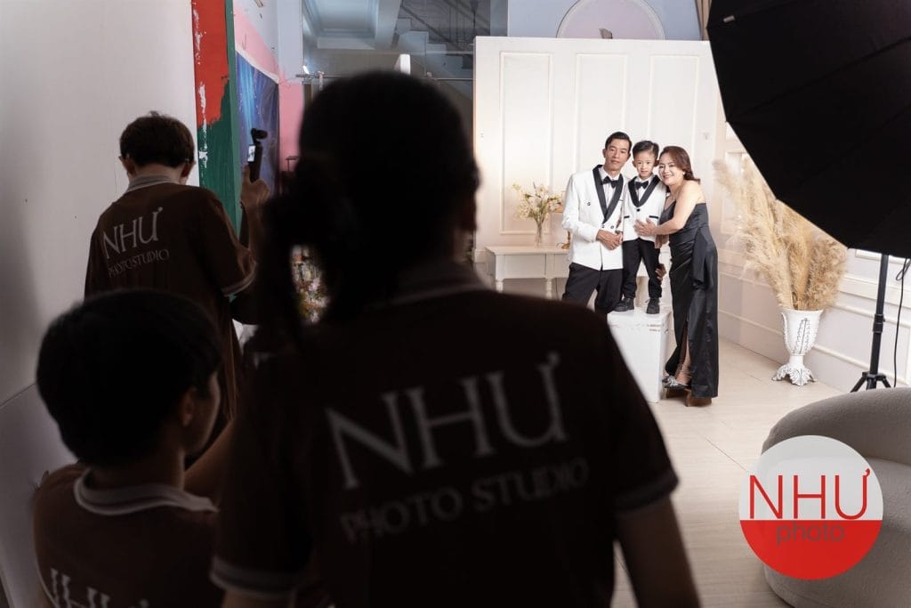 học chụp ảnh gia đình với thợ NHƯ Photo và dù softbox trên phông cửa trắng