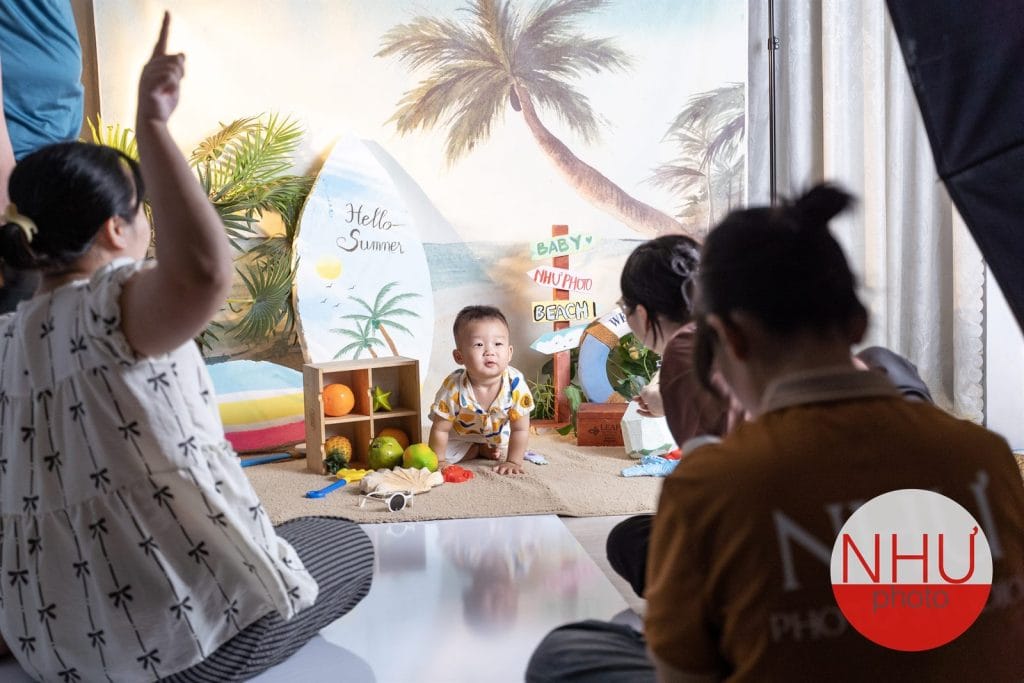 khóa học chụp ảnh cho người mới nhìn thợ NHƯ Photo chụp bé set biển