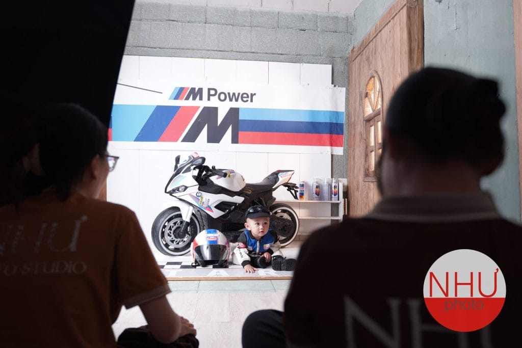 kinh doanh studio ảnh nhìn thợ NHƯ Photo chụp bé bên mô tô đồ chơi