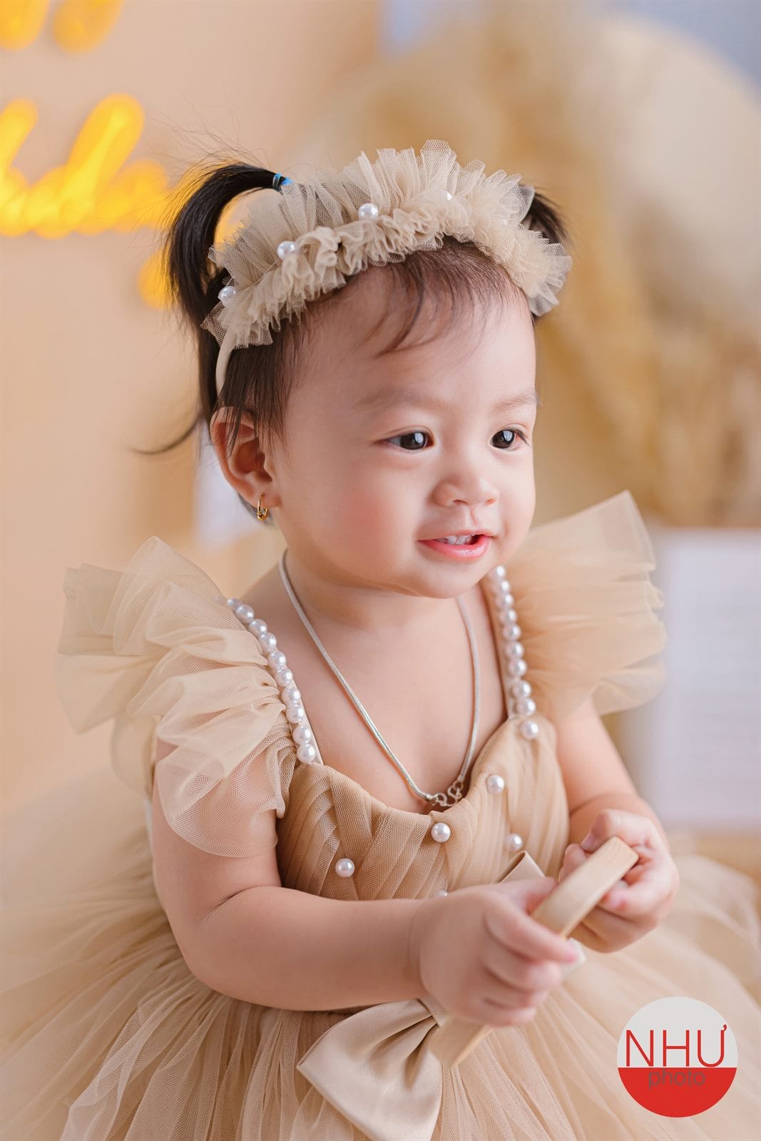 Chân dung bé gái 1 tuổi kín đáo, minh hoạ bài sharenting của NHƯ Photo