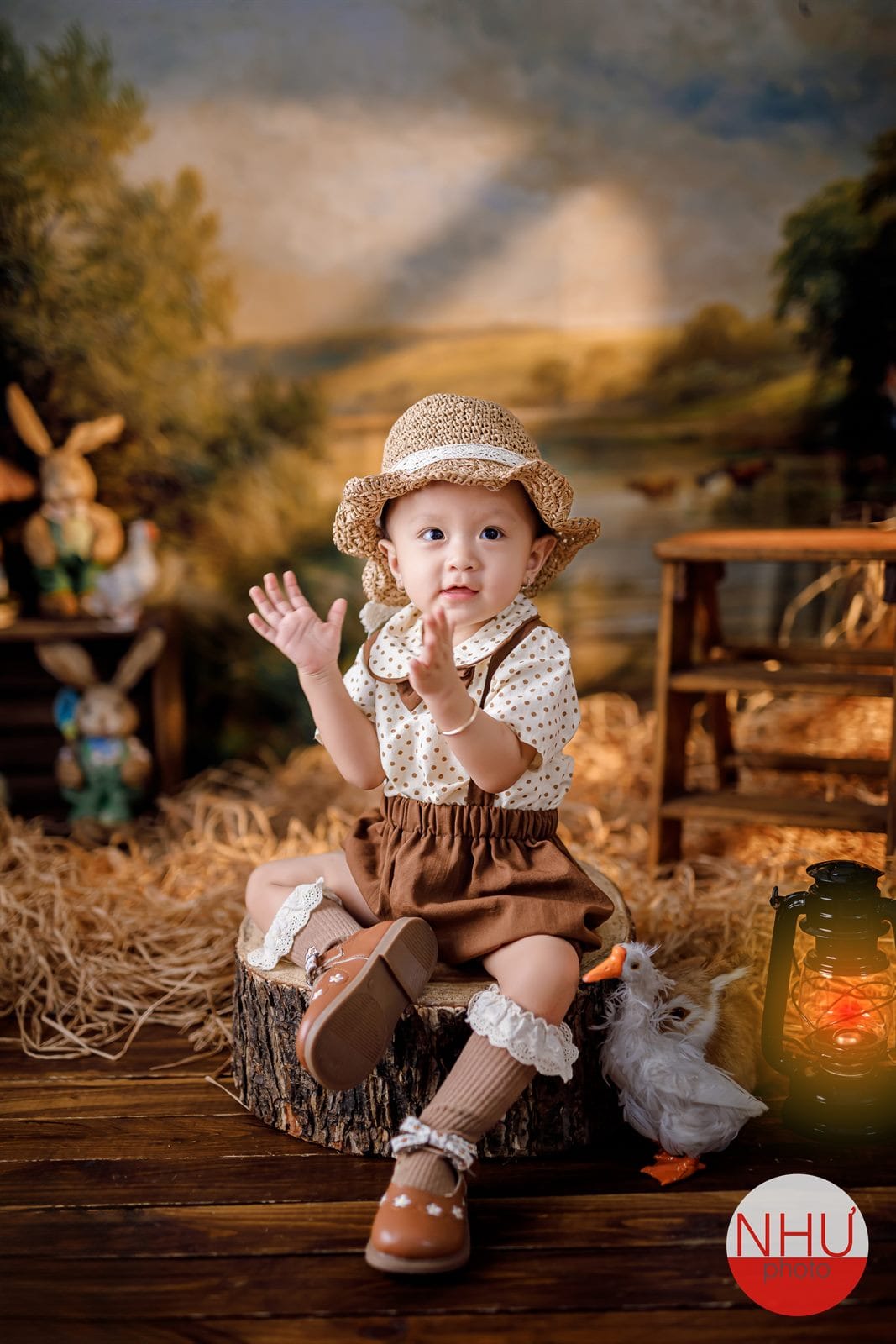 Bé một tuổi mặc kín đáo ngồi khúc gỗ, ví dụ ảnh nên chọn khi sharenting