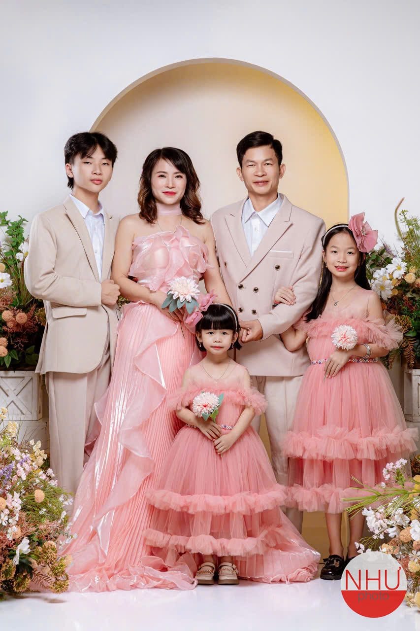 Gia đình năm người chụp studio, giữ kỷ niệm riêng thay cho sharenting công khai