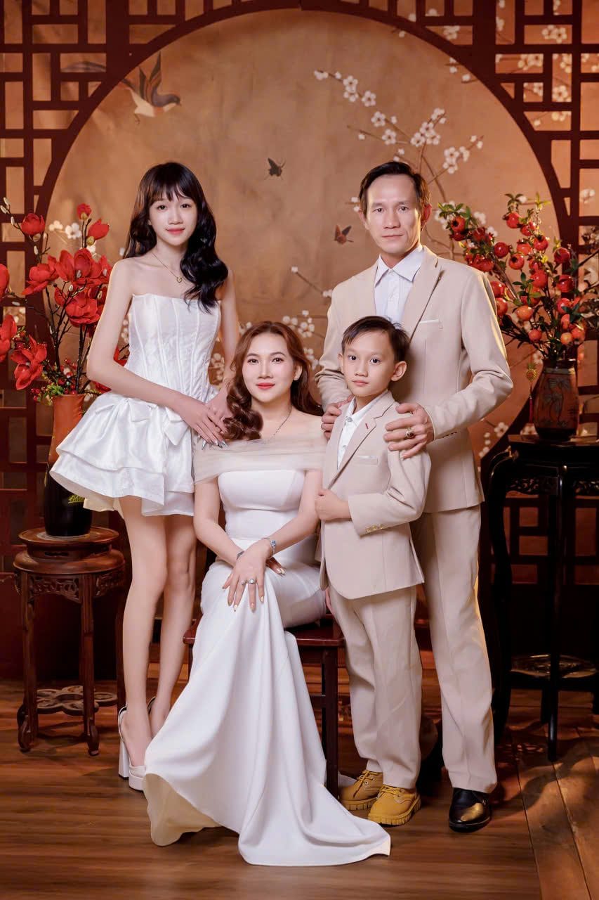 trang phục chụp ảnh gia đình - NHƯ Photo Cả gia đình phối trang phục cùng tông màu chụp ảnh ngoài trời