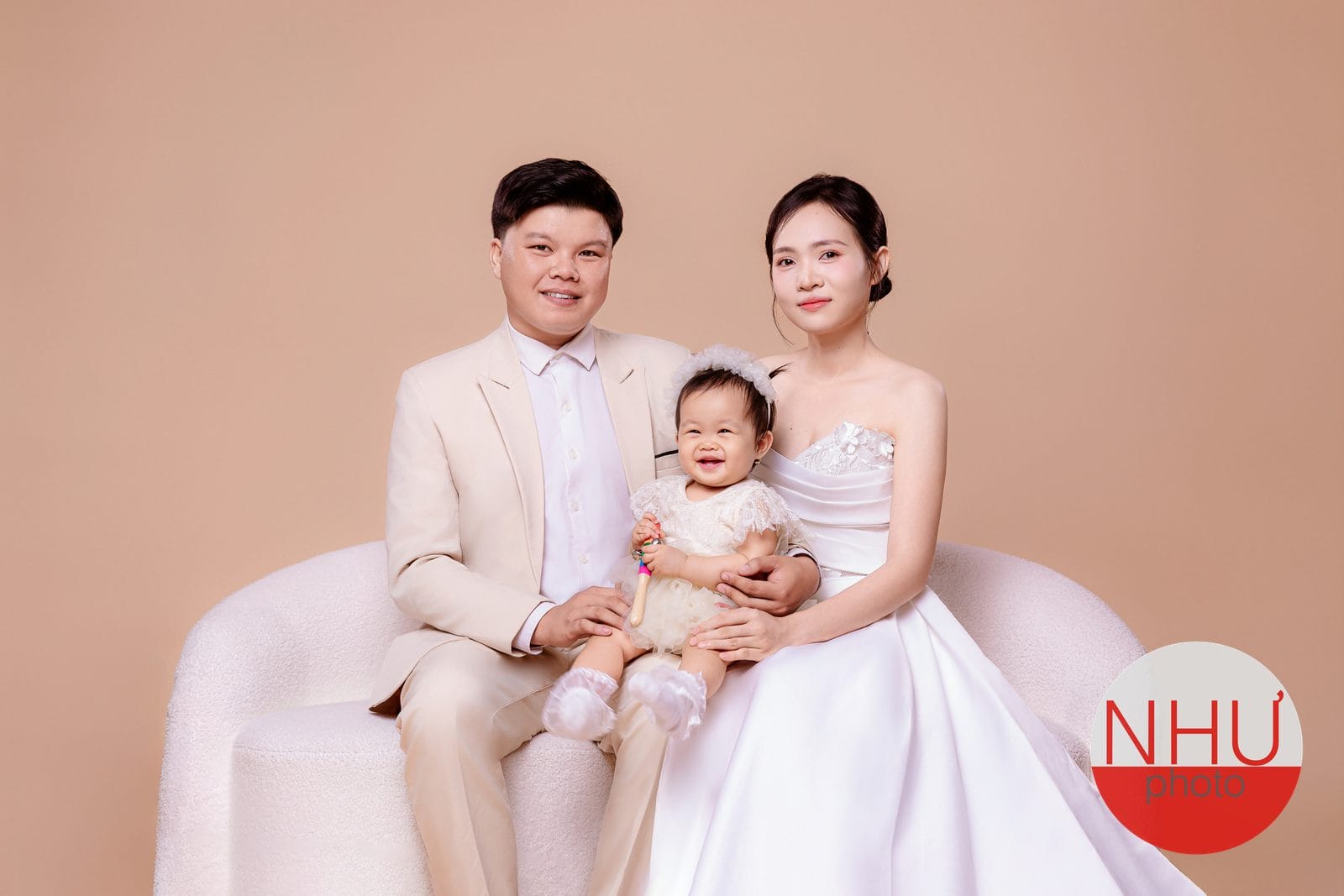 chụp ảnh gia đình theo cột mốc con lớn lên
