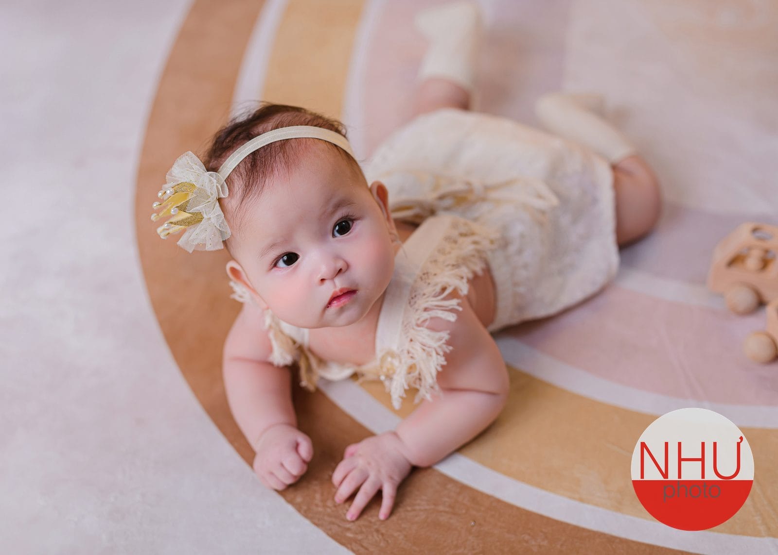 chụp ảnh bé theo tháng tuổi giai đoạn tập bò
