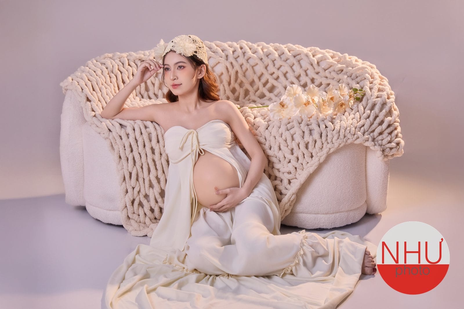 mẹ bầu nghỉ ngơi giữa buổi chụp ảnh bầu