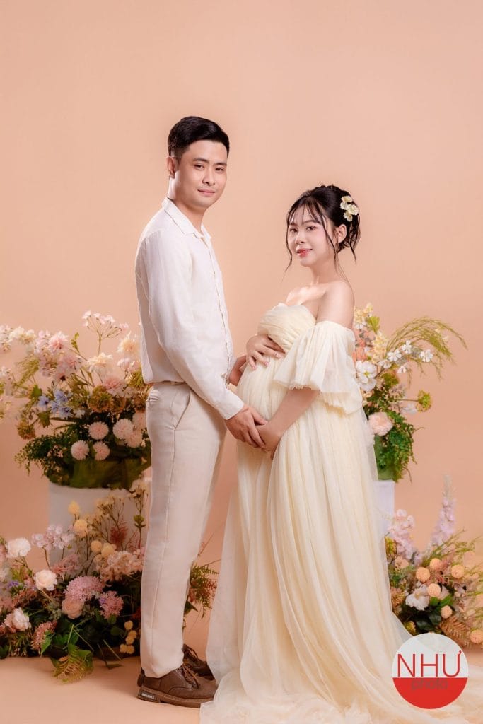 chụp ảnh bầu cùng gia đình có bé lớn áp tai vào bụng mẹ
