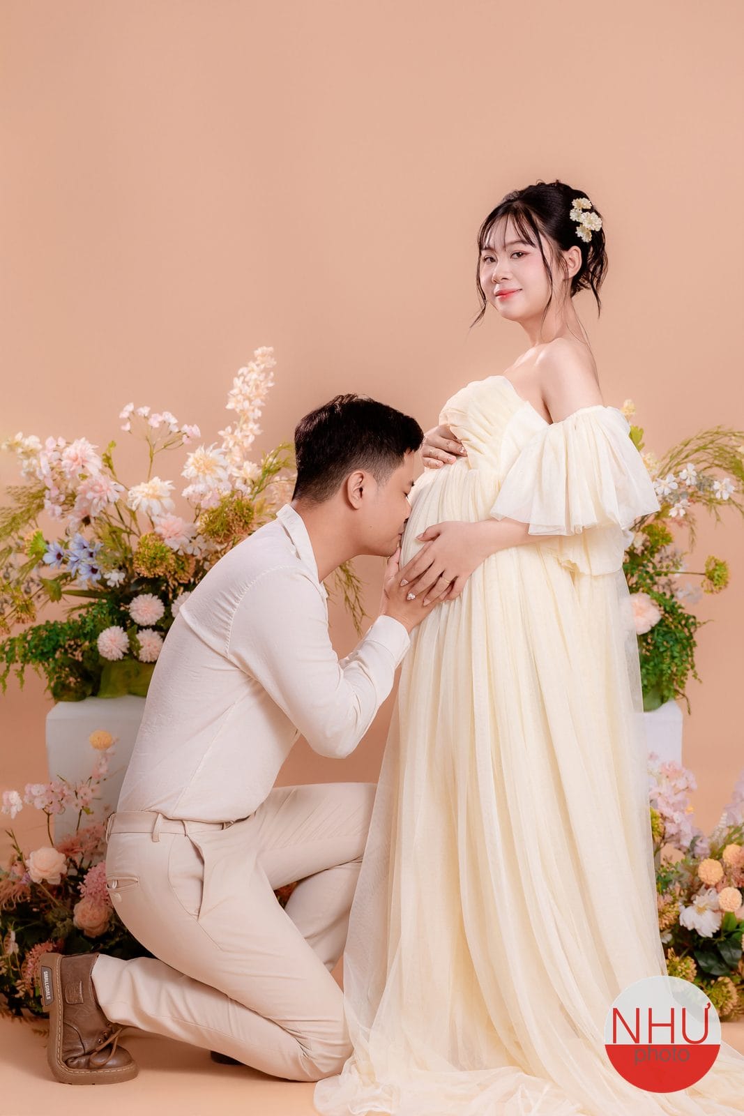 chụp ảnh bầu cùng gia đình ba thế hệ đủ ông bà