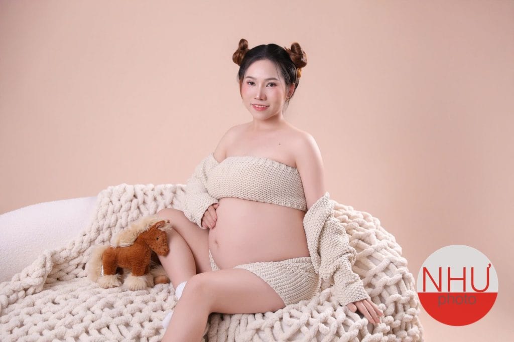 chụp ảnh bầu lên cân tự tin với góc nghiêng người