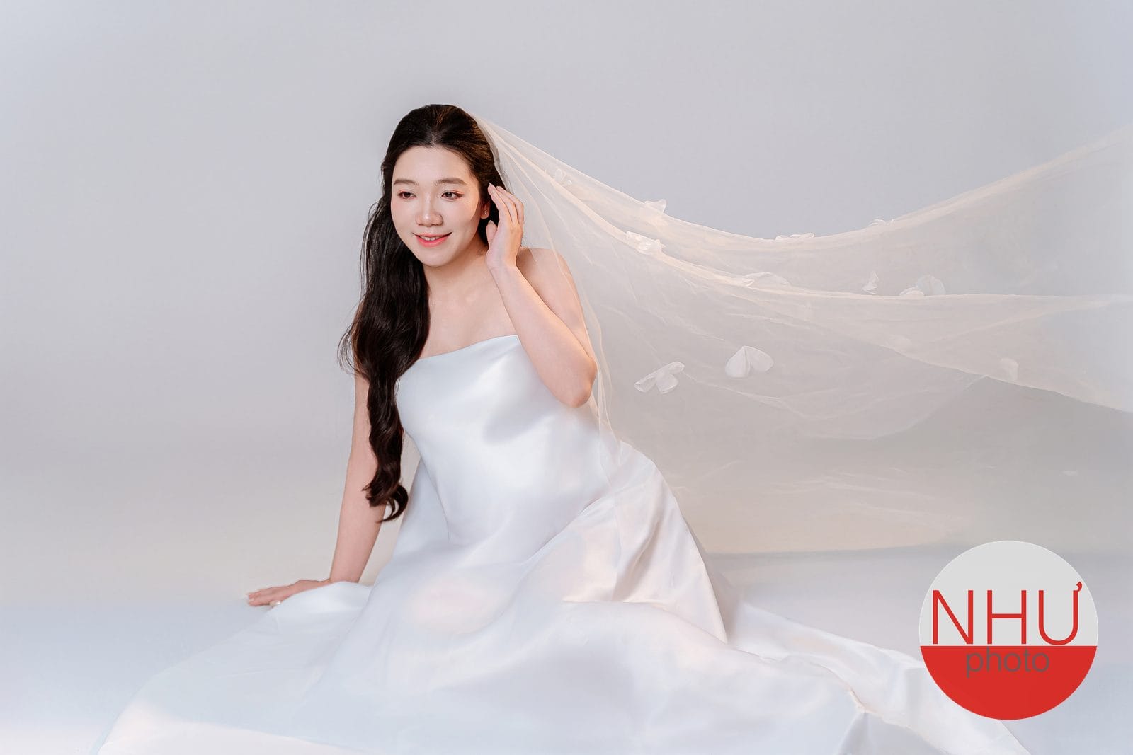 mẹ bầu thử trang phục chụp ảnh trước buổi chụp tại studio