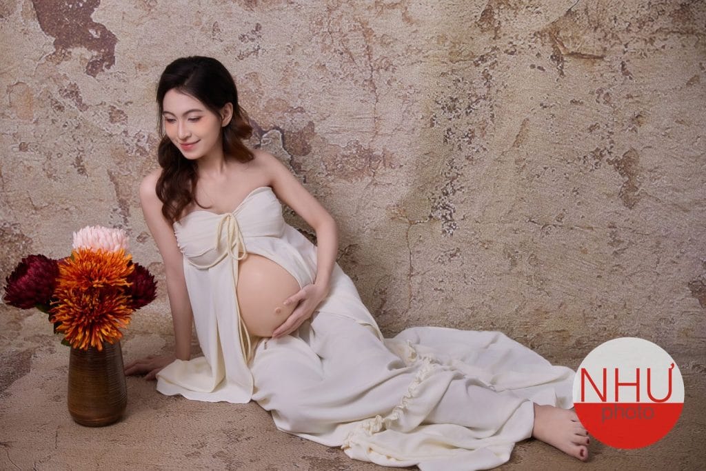 chụp ảnh bầu song thai tư thế ngồi thoải mái