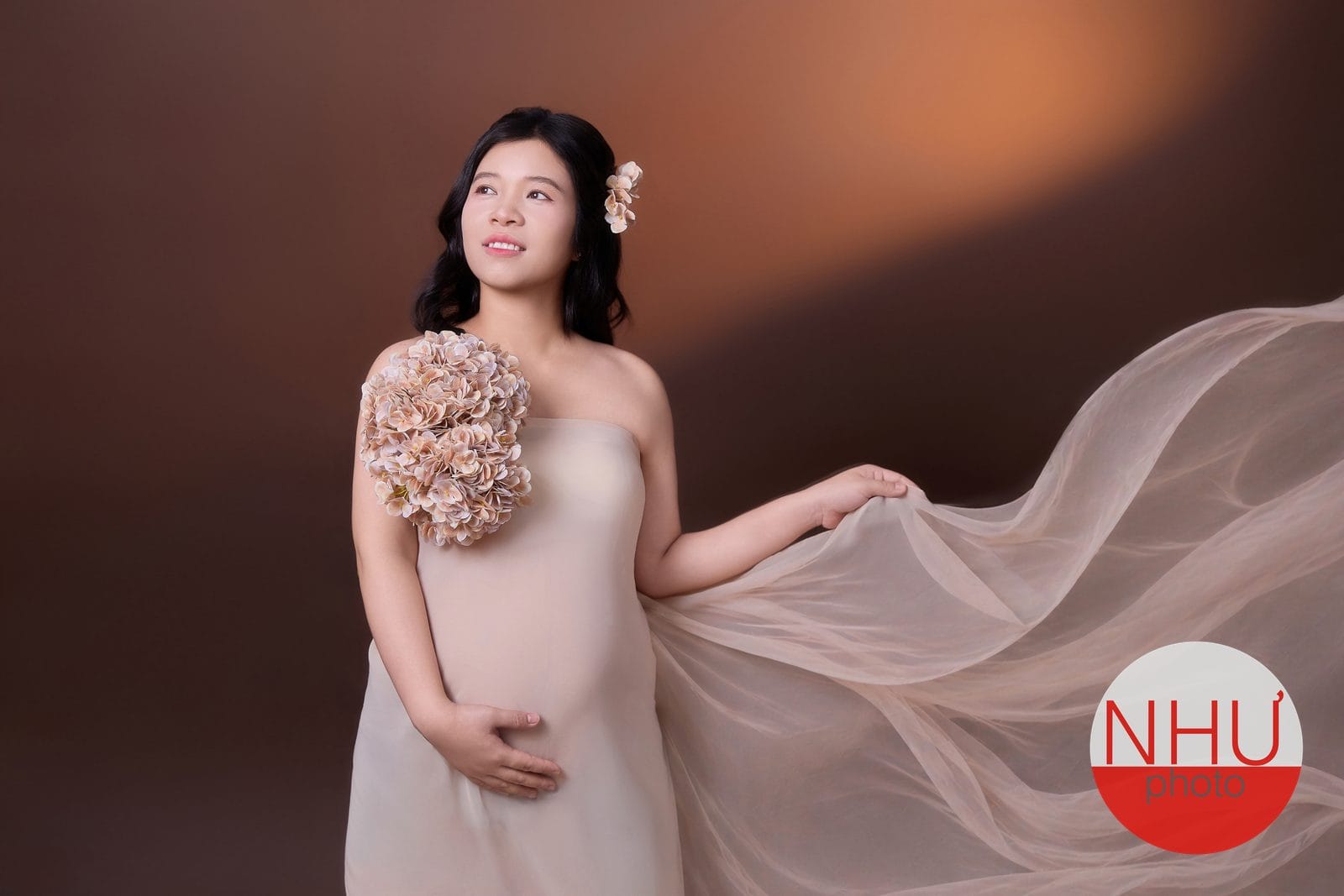 chụp ảnh bầu tại studio cùng chồng ấm áp