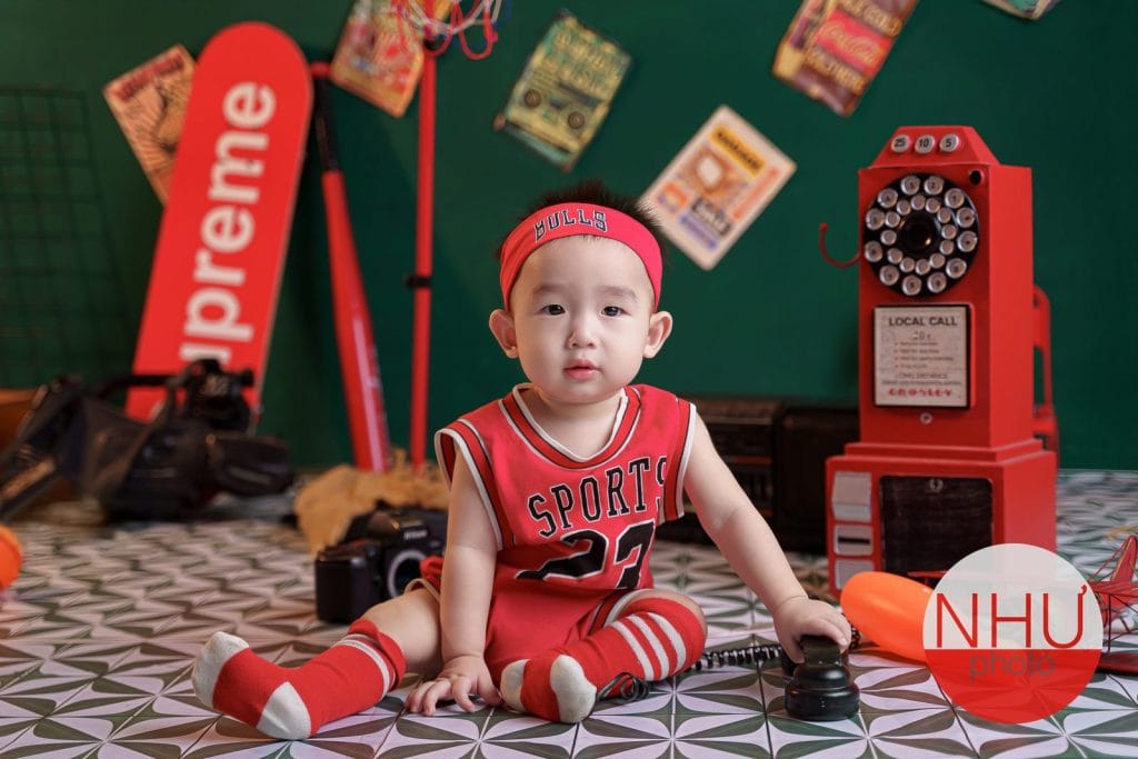 chụp ảnh bé 2 tuổi hiếu động chạy chơi trong studio