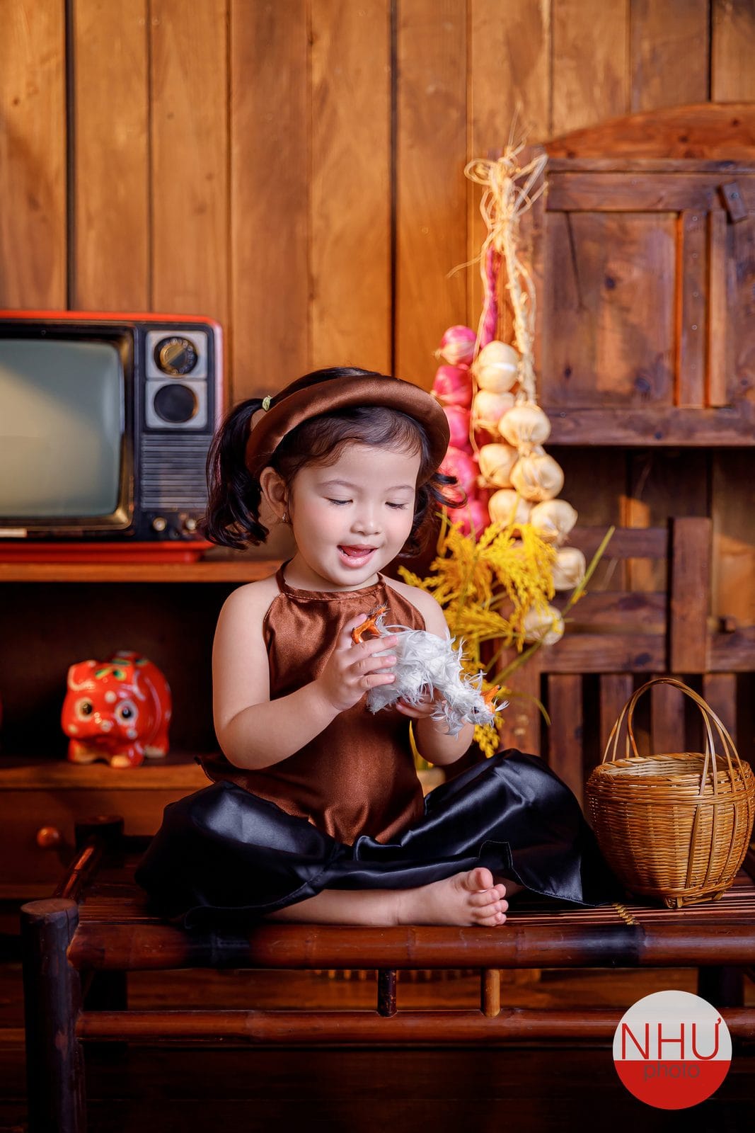chụp ảnh bé 2 tuổi cười tự nhiên với gấu bông