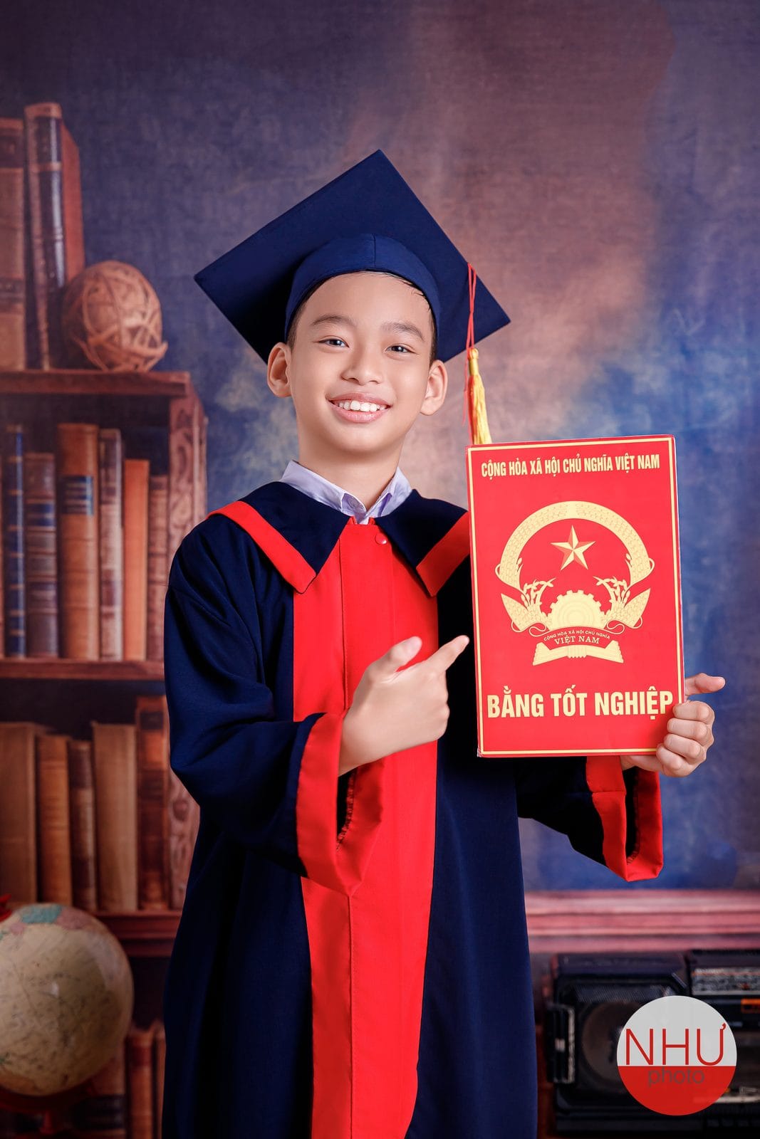 chụp ảnh bé 5 tuổi bên góc học tập nhỏ