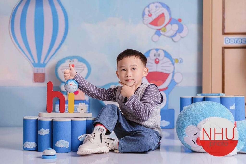 mẹ chụp ảnh bé bằng điện thoại tại nhà