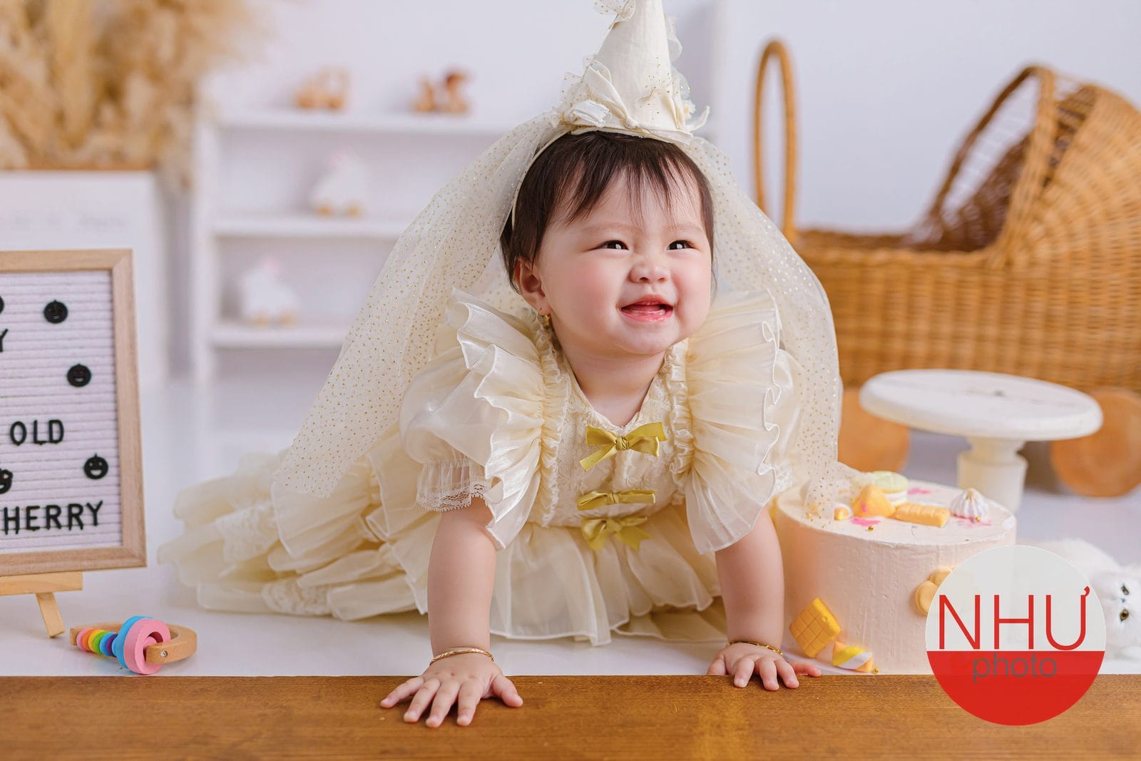 khoảnh khắc biểu cảm tự nhiên đáng yêu của bé