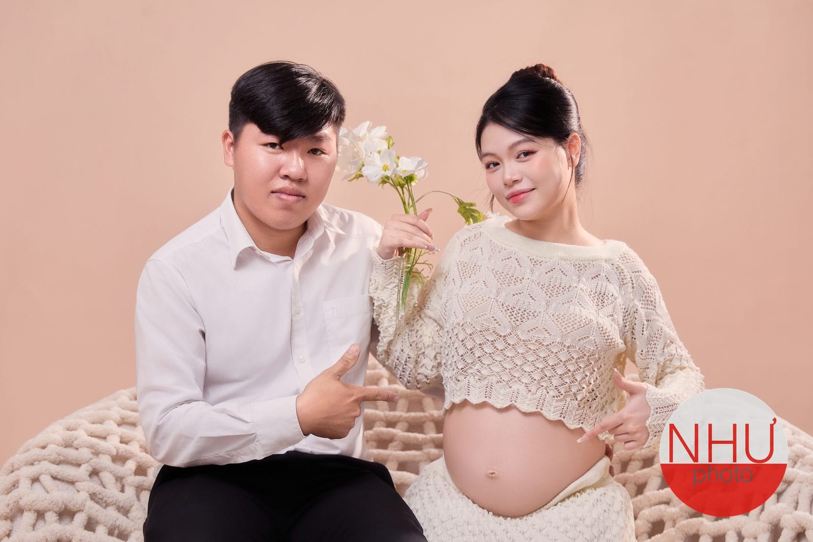 bé trai chụp ảnh cùng mẹ bầu cầm đôi giày nhỏ