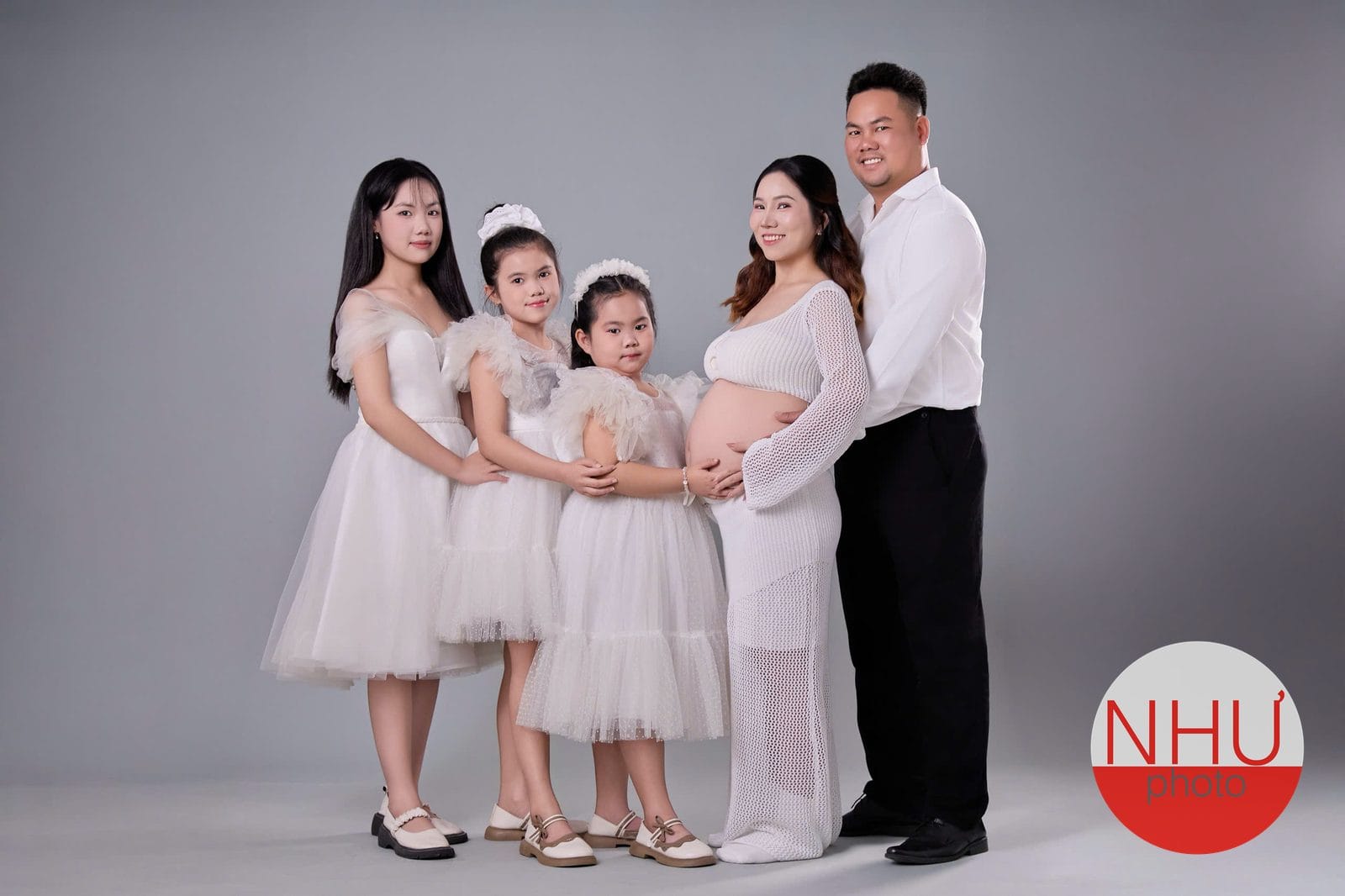 bé cùng mẹ bầu chụp ảnh thông báo sắp có em