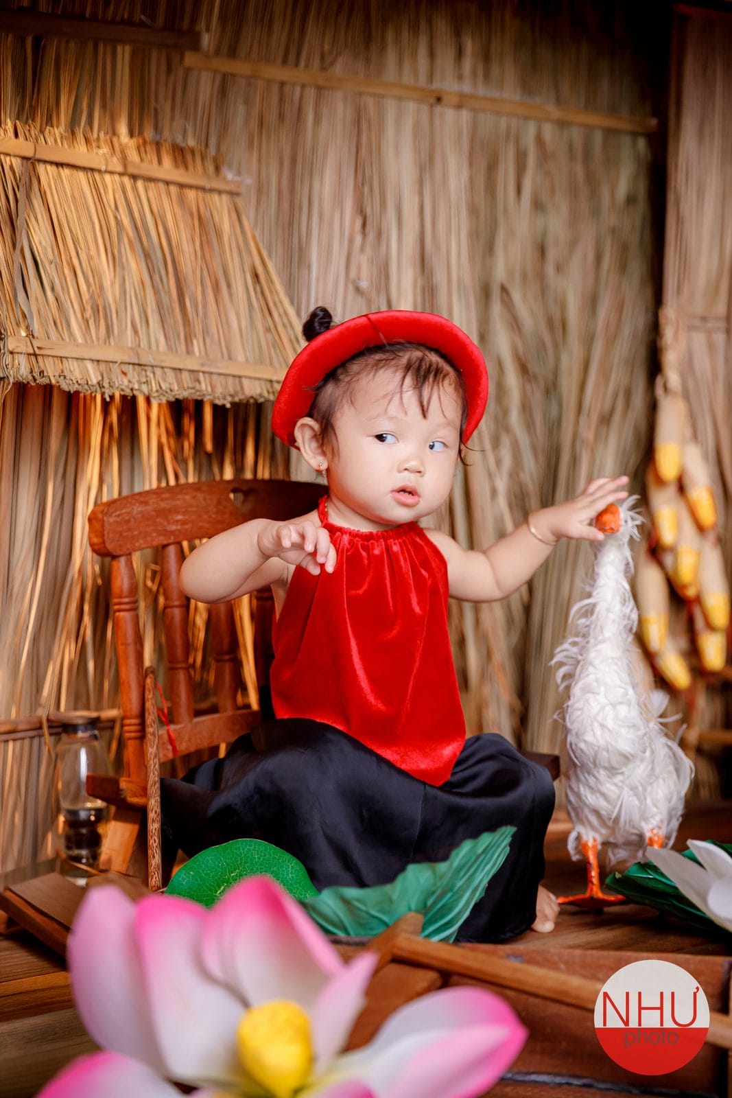 khoảnh khắc tự nhiên bé cười cùng thú cưng