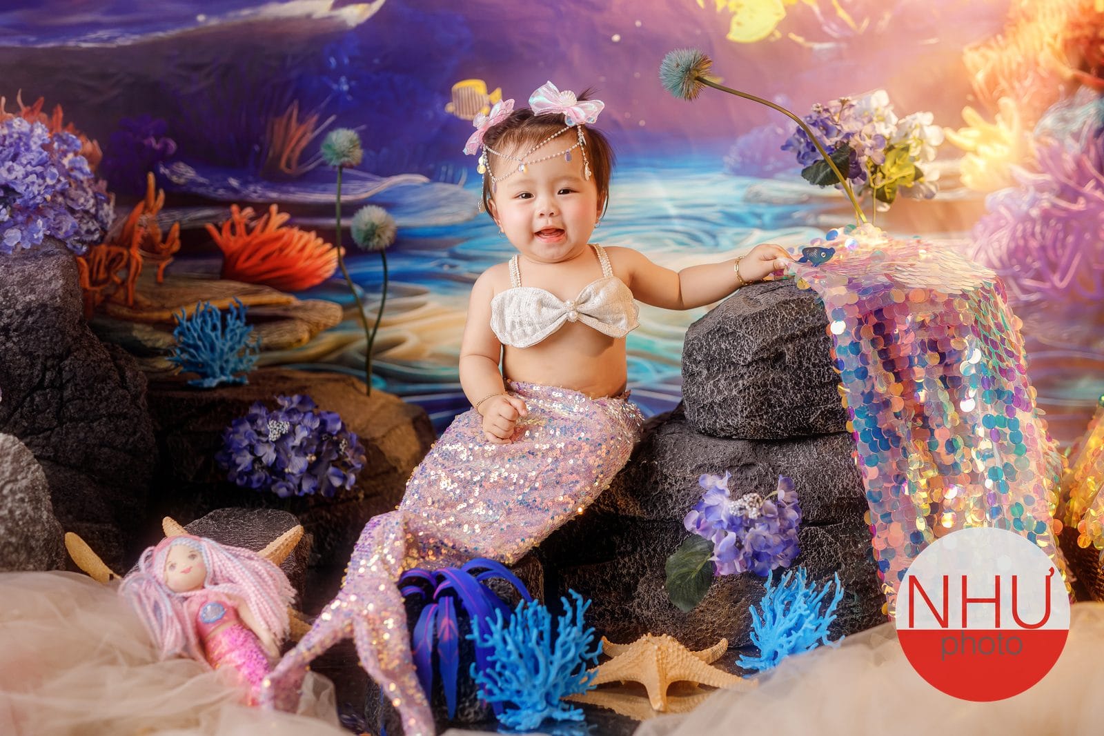 bé gái hóa trang công chúa chụp ảnh studio