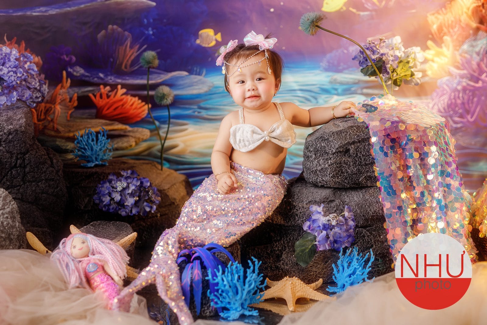 hai bé hóa trang chụp ảnh cùng nhau trong studio